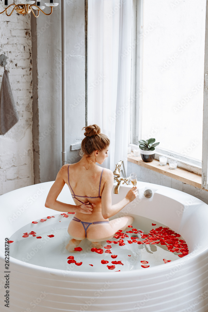 daniel owsley recommends Sexy Bath Tub Pics