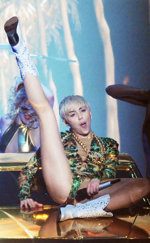 miley cyrus showing pussy