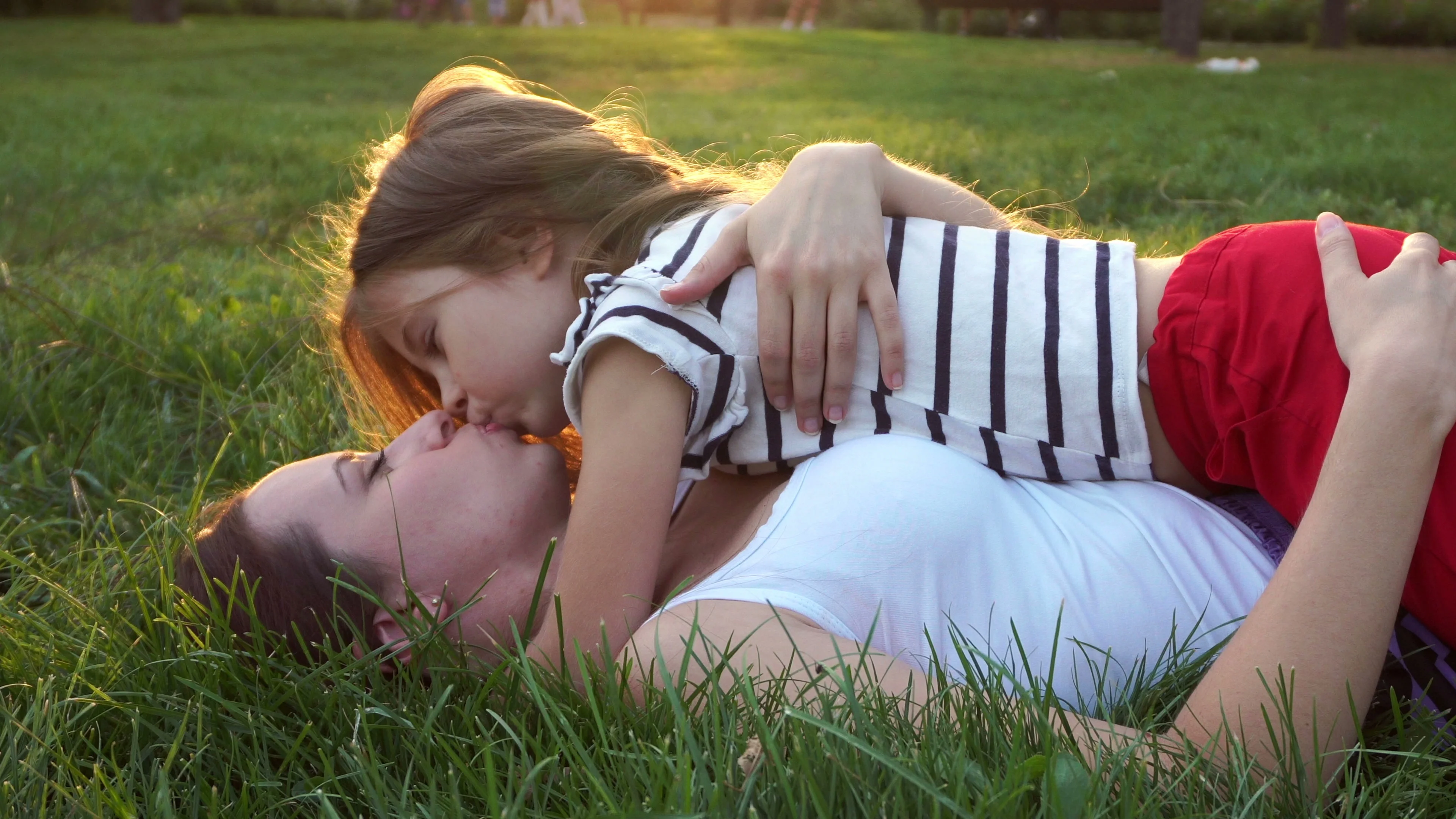 bob strasser recommends Mother Daughter Kissing Videos
