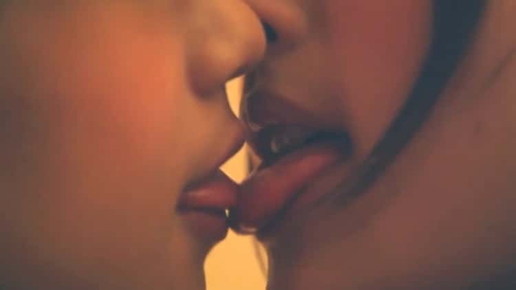 teen girls kissing tube