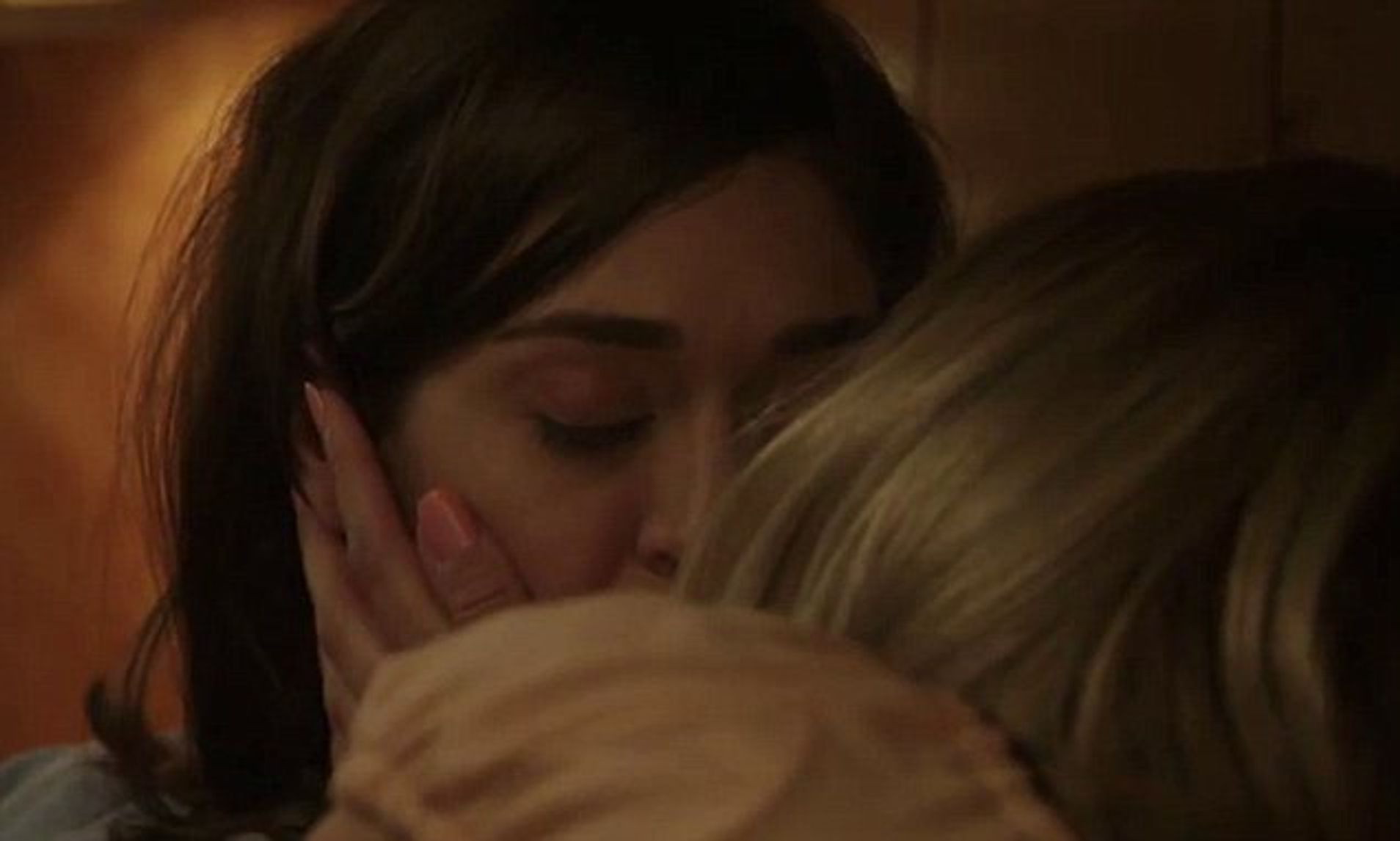 betty cobb recommends lizzy caplan lesbian scene pic