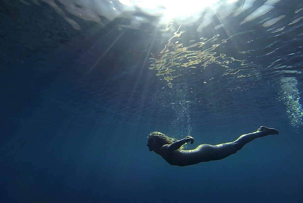 darwin darmawan recommends Naked Women Swimming Underwater