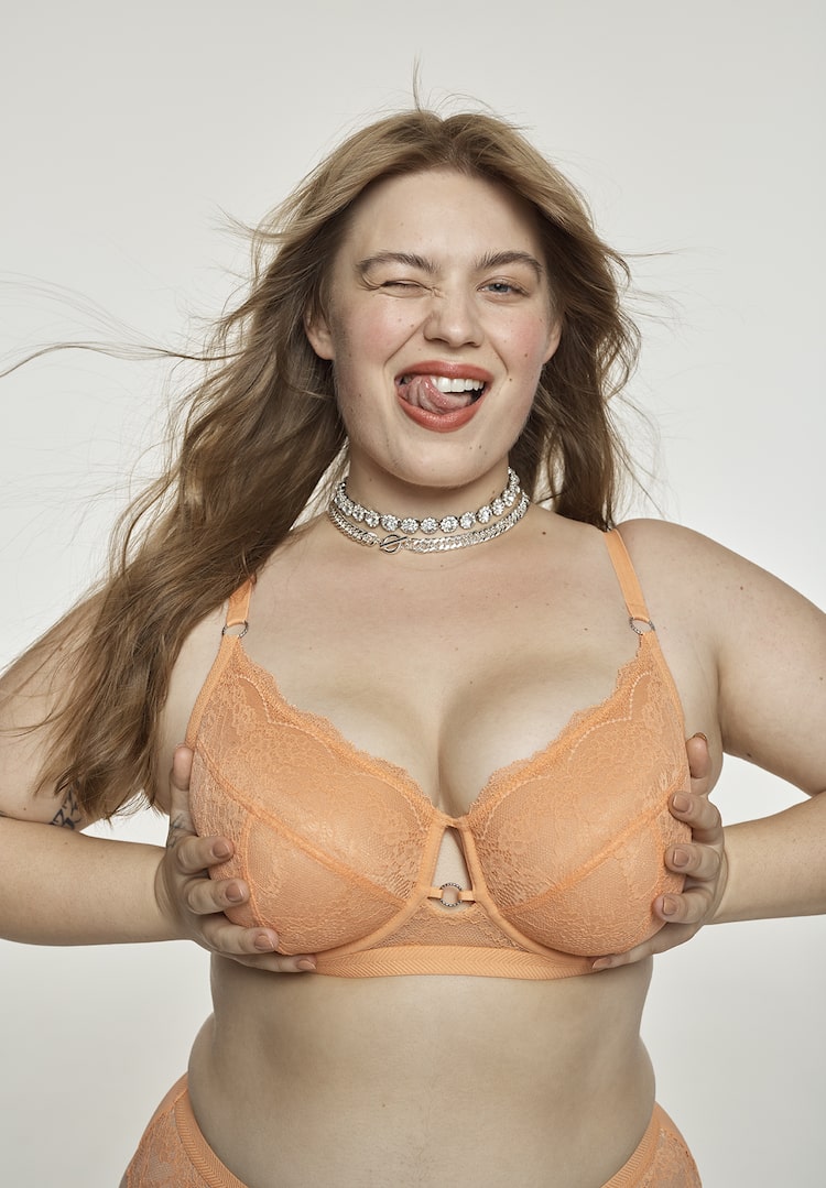 buck hollenbeck recommends Women With Big Tits In Lingerie