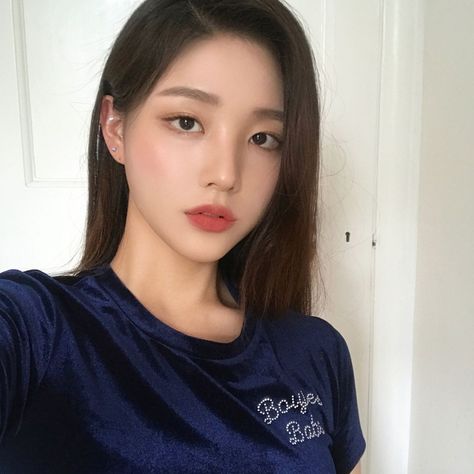 cute korean girl selfie