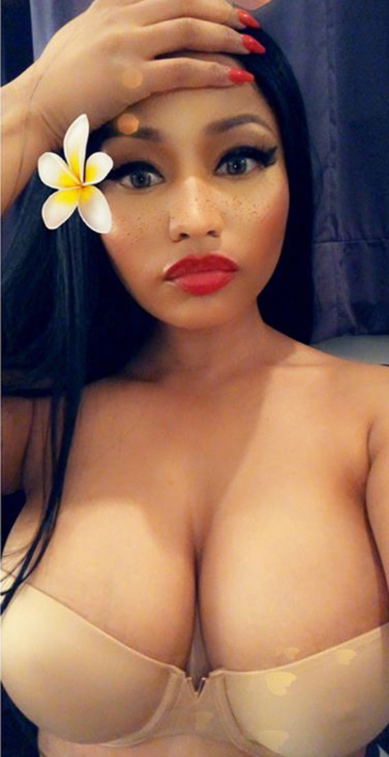 nicki minaj bare tits