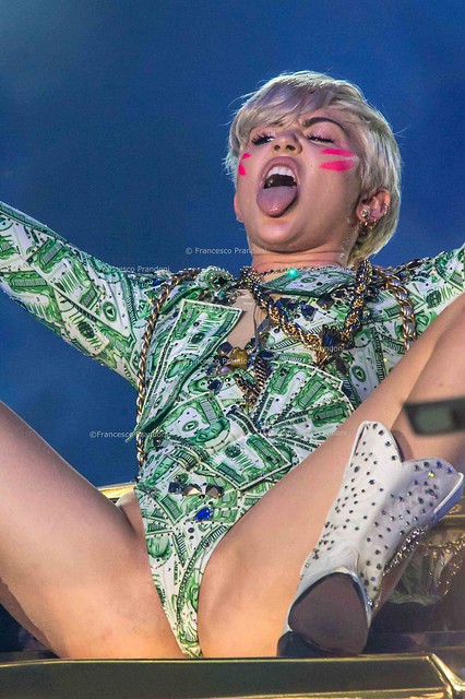 deviana putri recommends miley cyrus shows pussy on stage pic