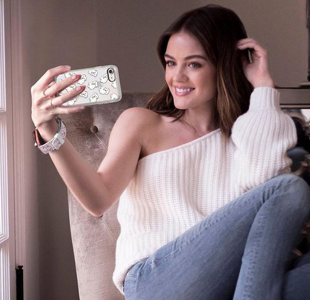 Lucy Hale Leaked Topless Pictures mujeres tocandose