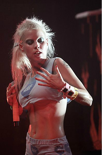 bianca sylvester share yolandi visser fake boobs photos