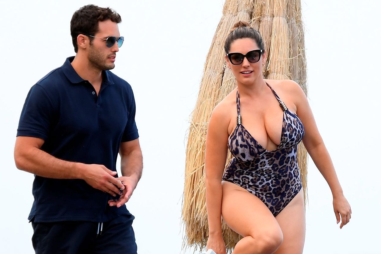 andrew kness recommends kelly brook beach sex pic