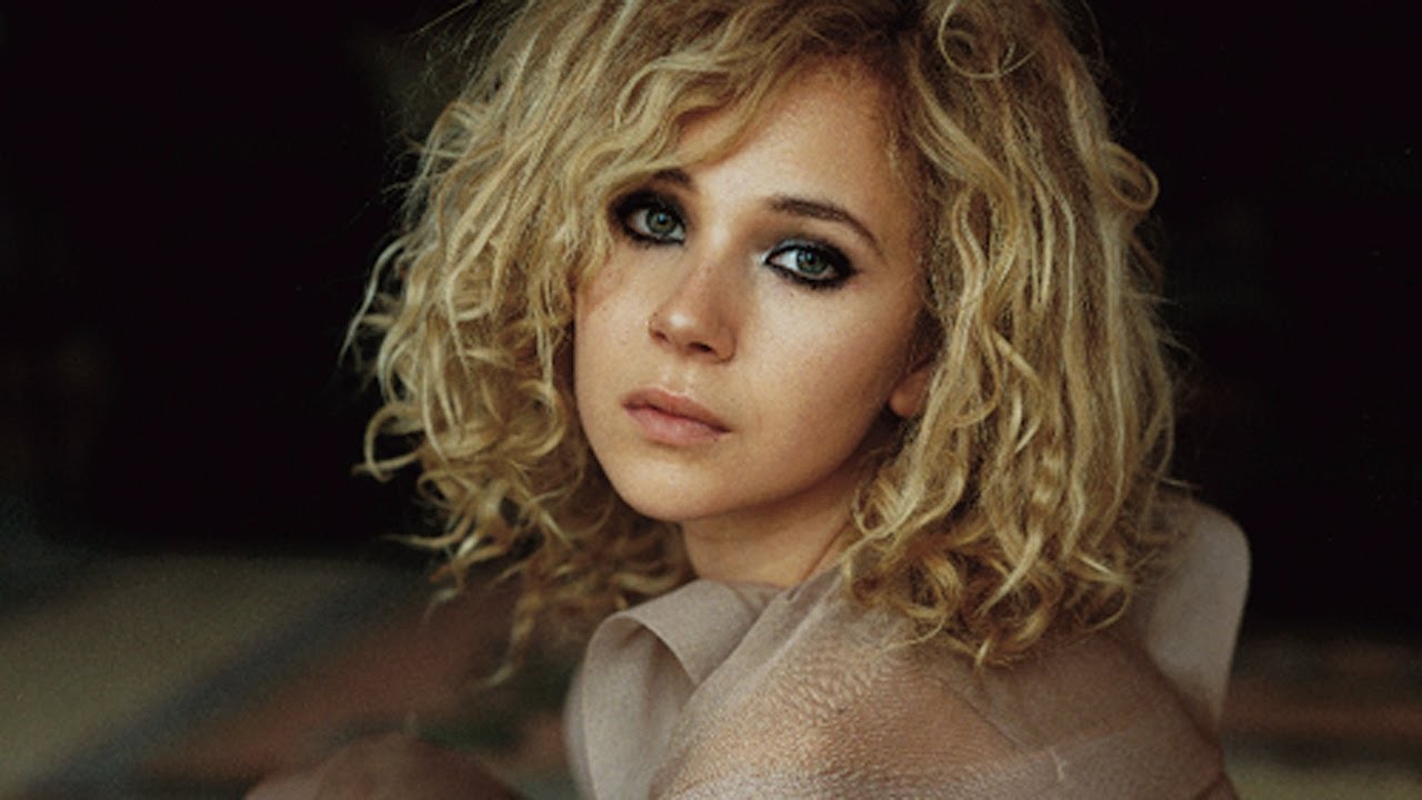 chanelle hobbs recommends Juno Temple Vinyl Nude