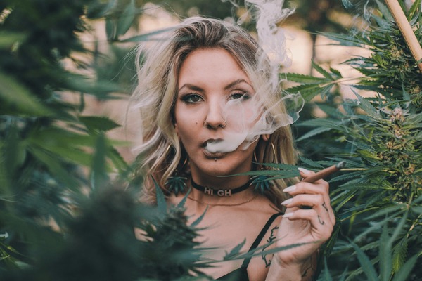 bee tawon share beautiful women smoking weed photos