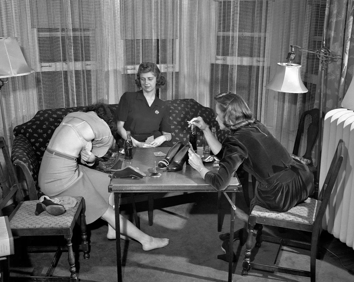 Women Playing Strip Poker taschengeld hobbyhuren