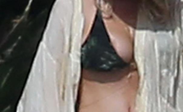 chris aday add ashlee simpson nip slip photo