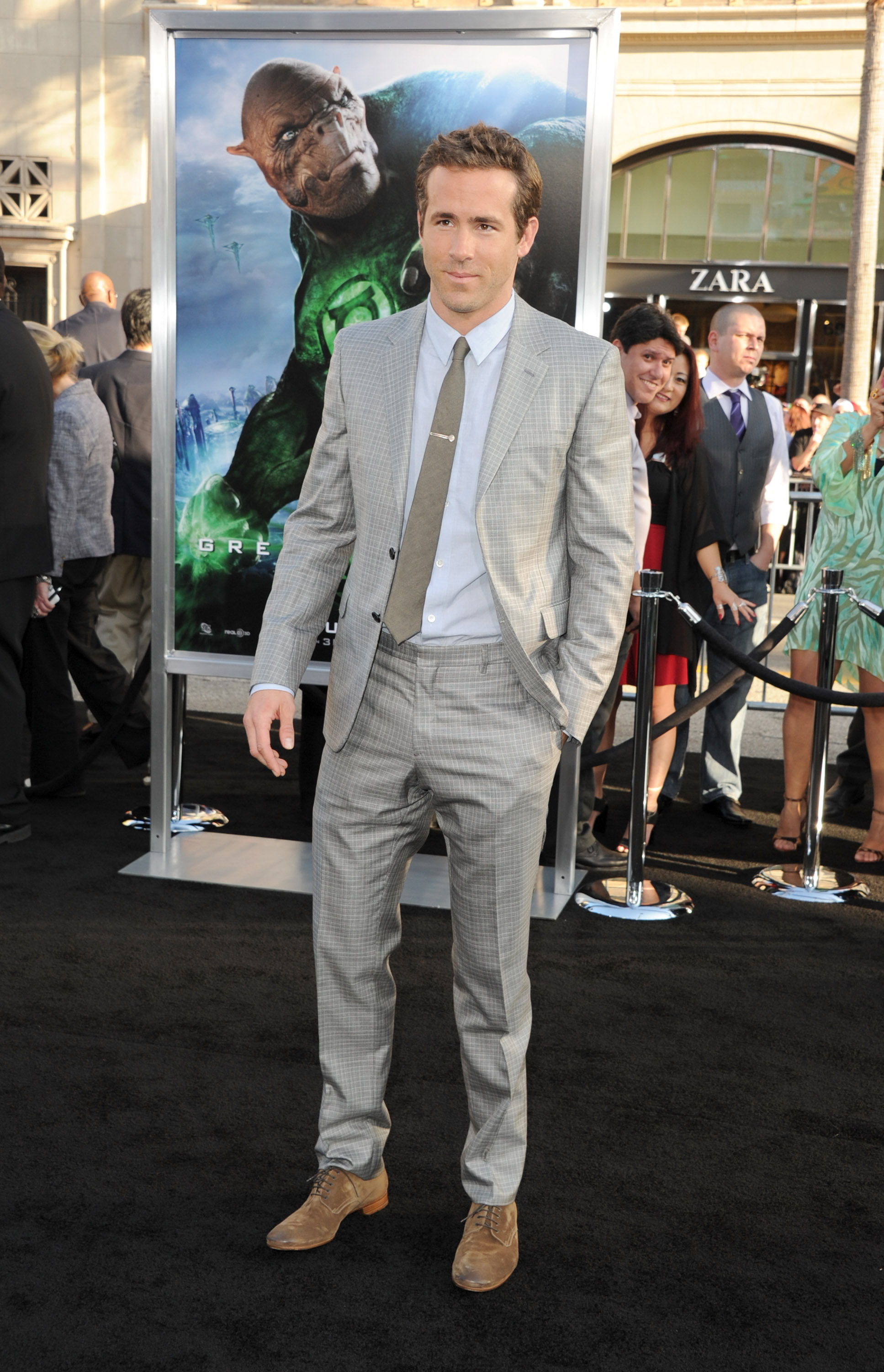 aarol laudumiey add ryan reynolds bulge photo