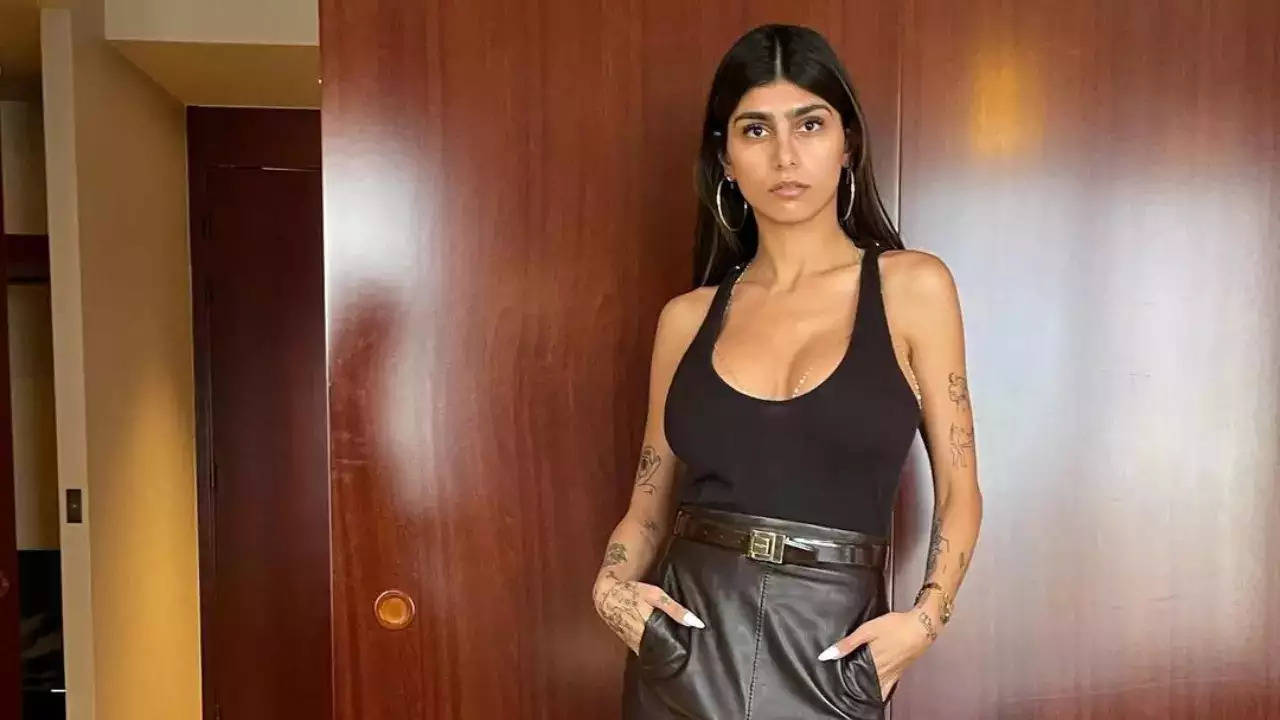 david cyrenne recommends mia khalifa makeup pic