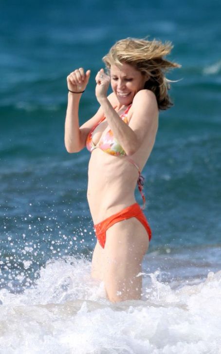 Julie Bowen In Bikini jessieminxxx twitter