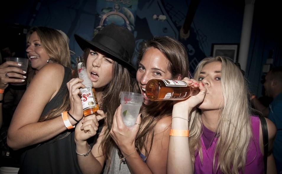 bart jones share drunk girls at club photos