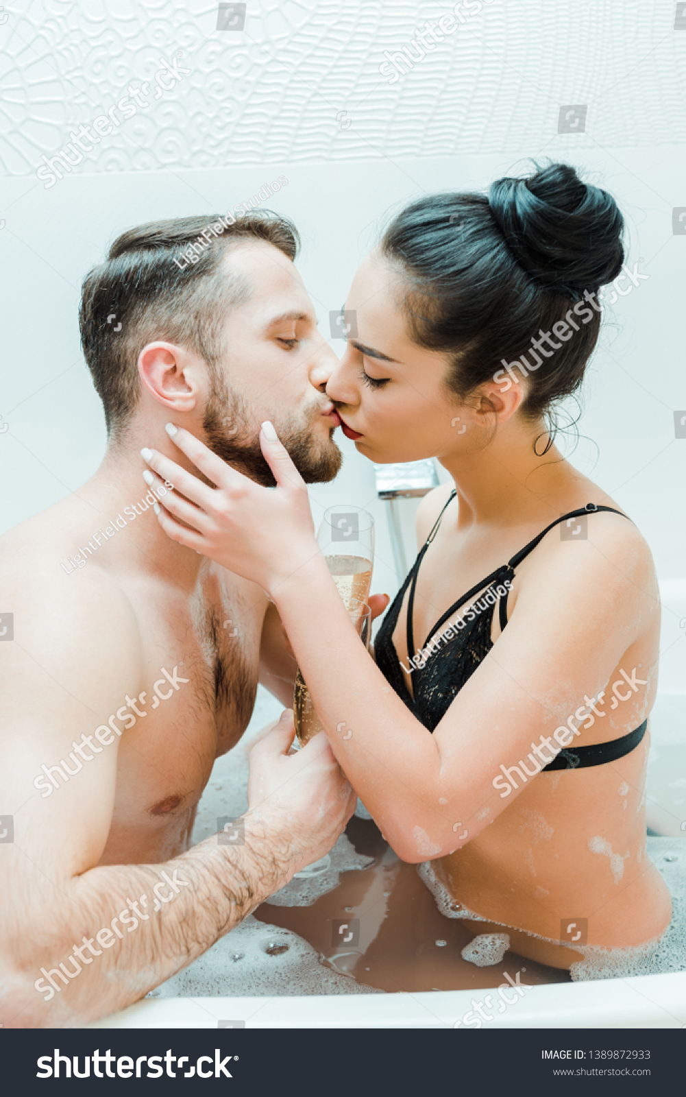 akash dalwadi add photo hot women kissing men