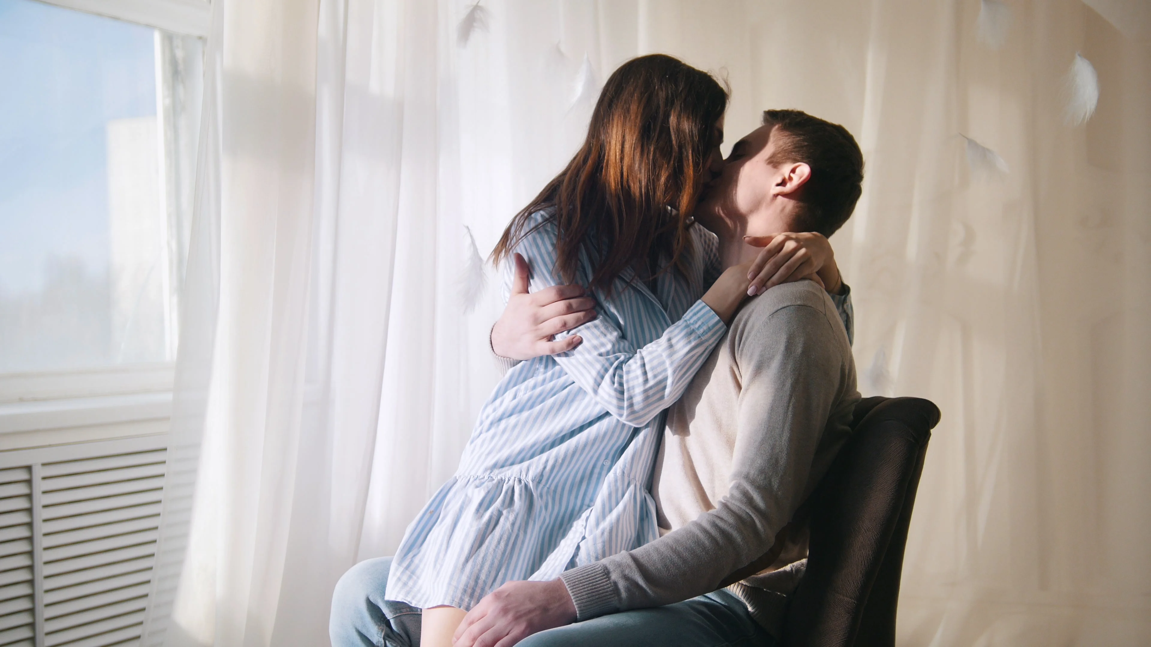 Girl Sitting On Boy frakt thaimassageguiden