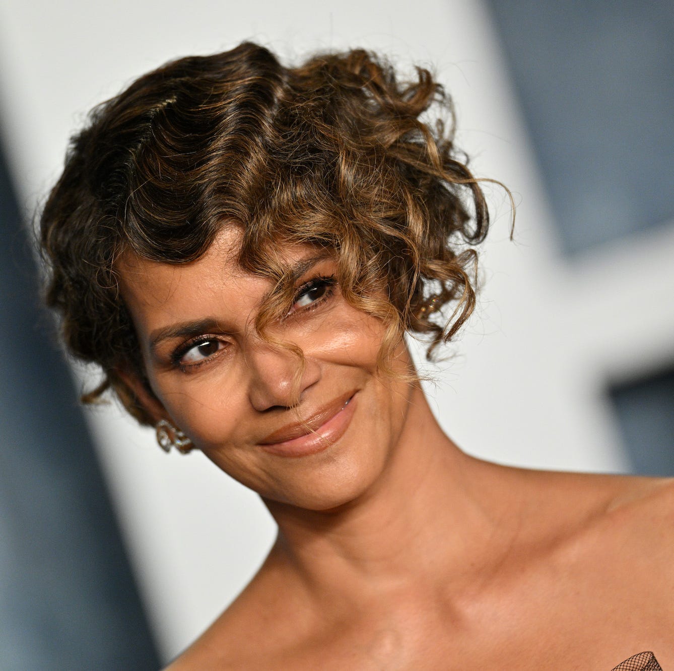 dan crisp share halle berry titties photos