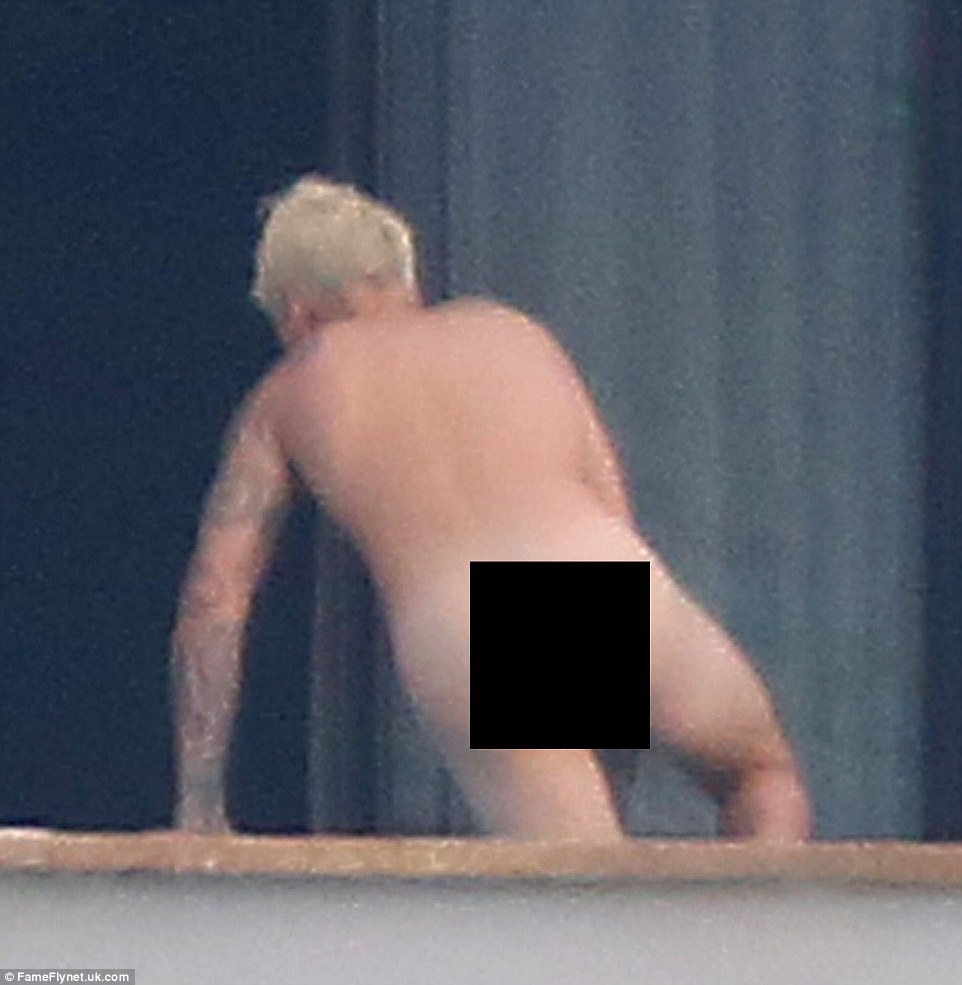 david froom recommends justin bieber caught nude pic