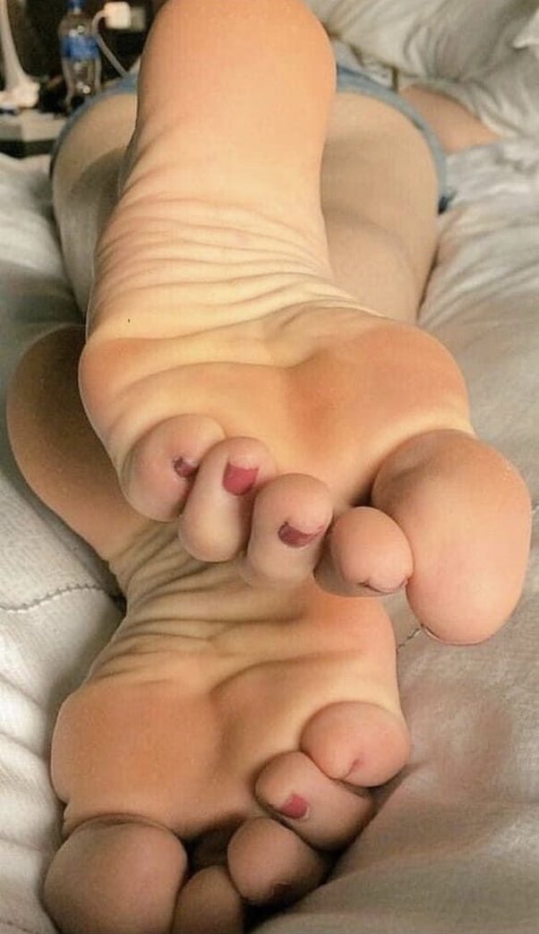 candice conrad recommends lesbian foot smother pic