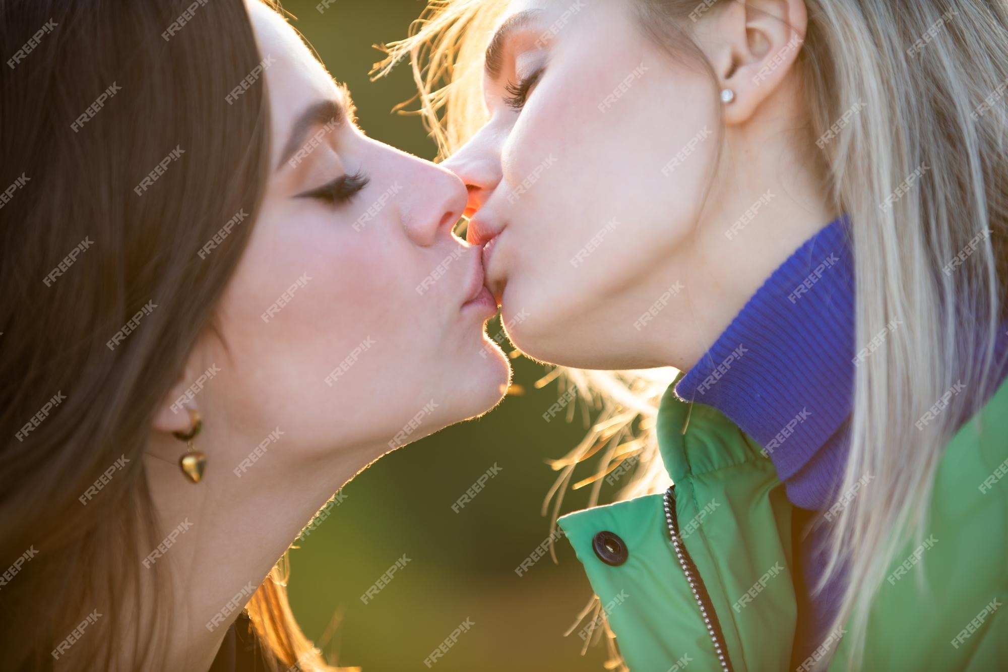 claudia cheung recommends Lesbian Kissing Sensual