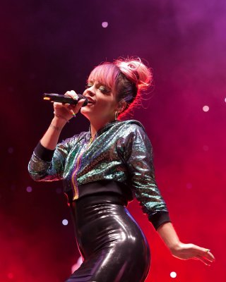 bonnie bonham recommends lily allen upskirt pic