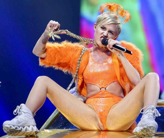 miley cyrus shows pussy on stage