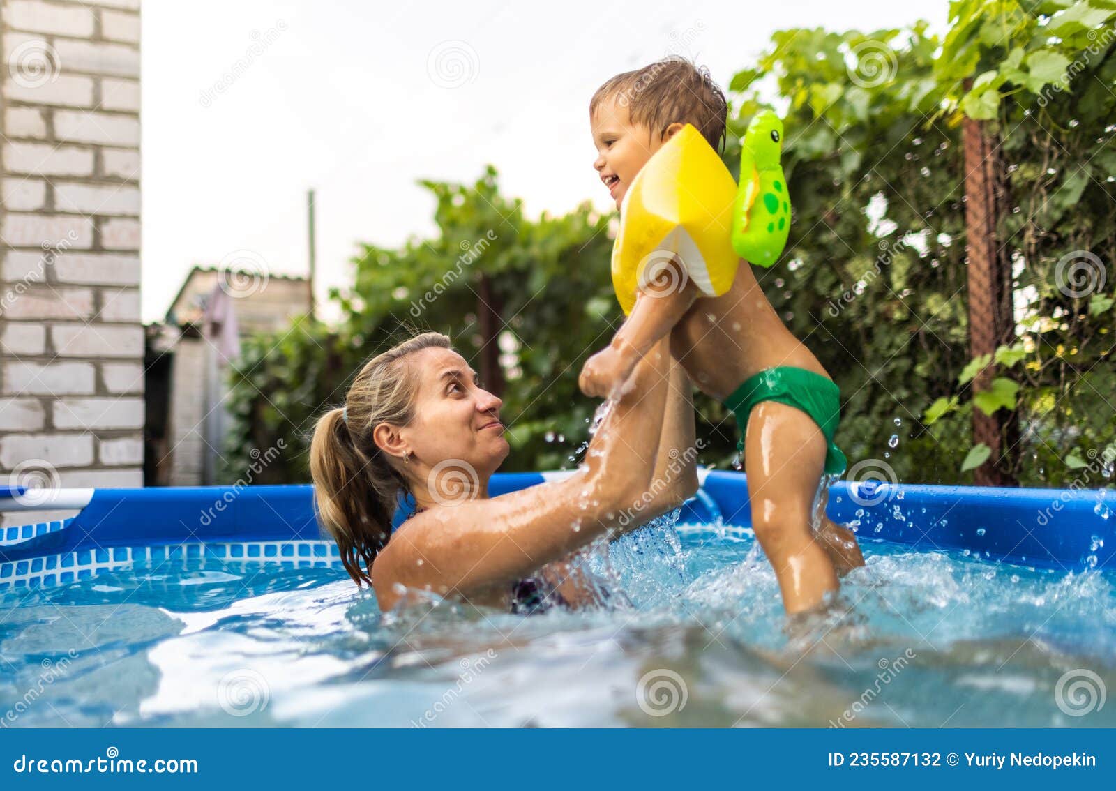 cuek aja share mom naked by pool photos
