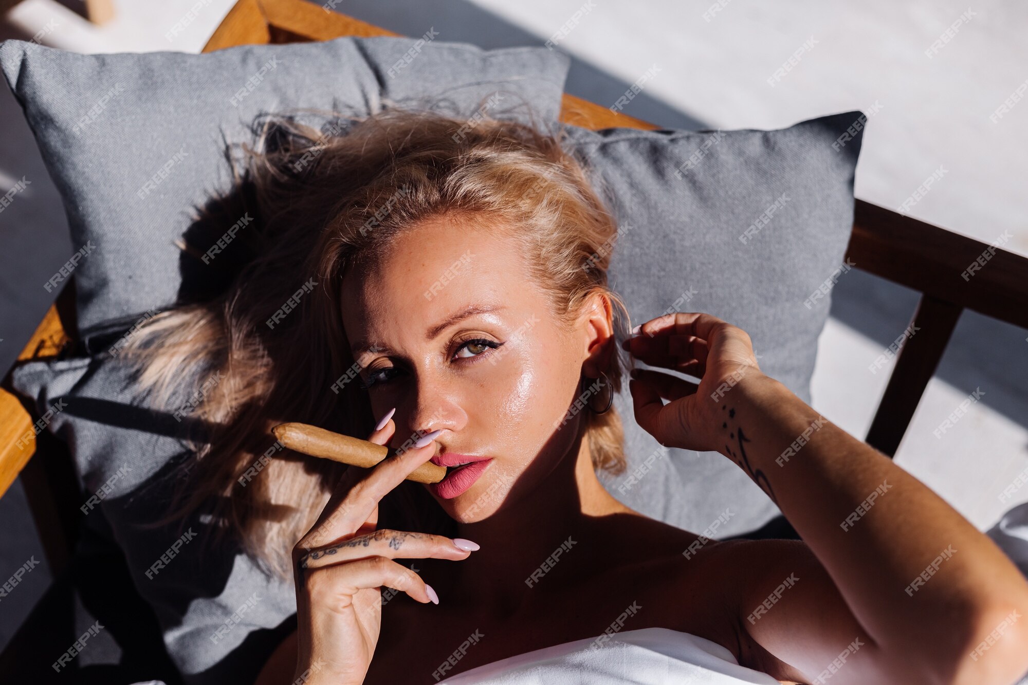 des sim add photo naked women smoking cigars
