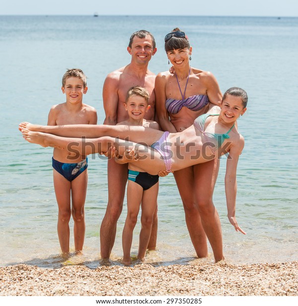 daminda niroshana recommends Naturist Family At Beach