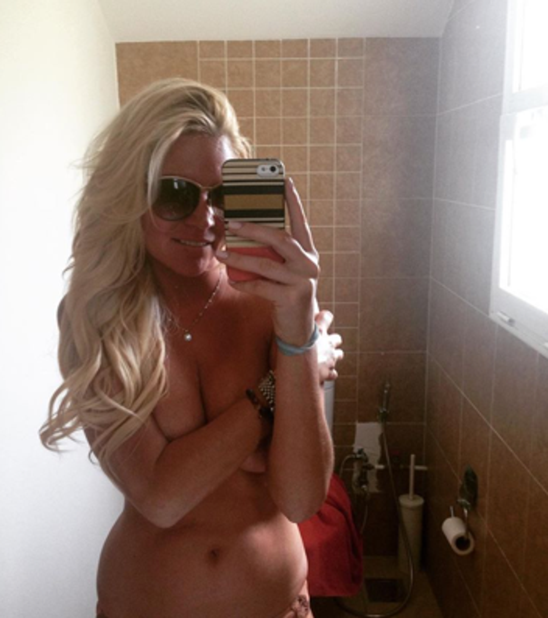 cesar servin share sexy blonde selfies photos