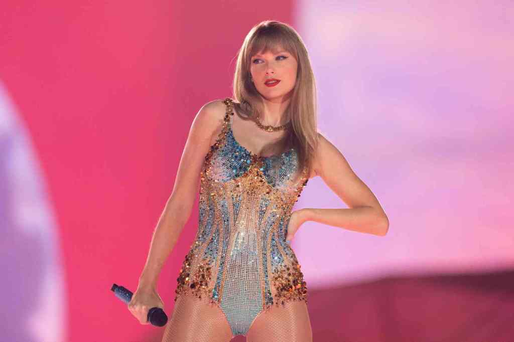 clare holloway recommends Taylor Swift Caught Nude