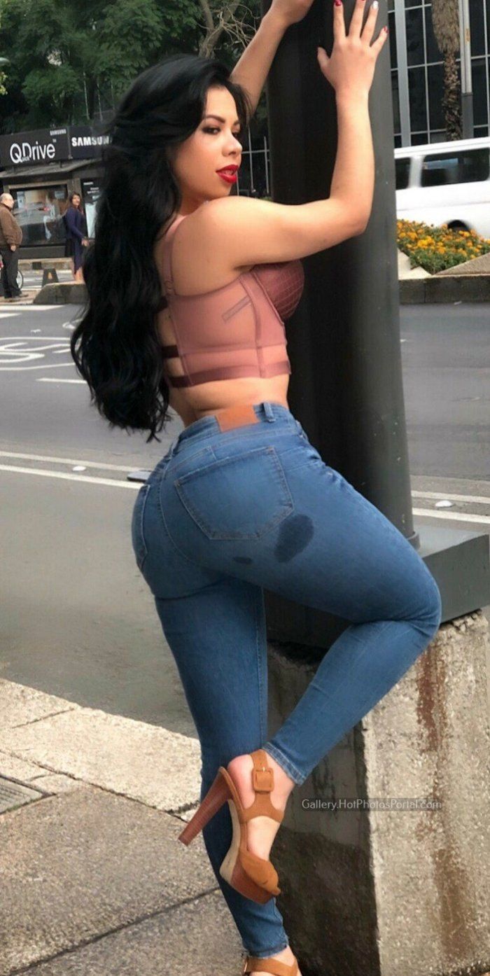 thick girl in jeans