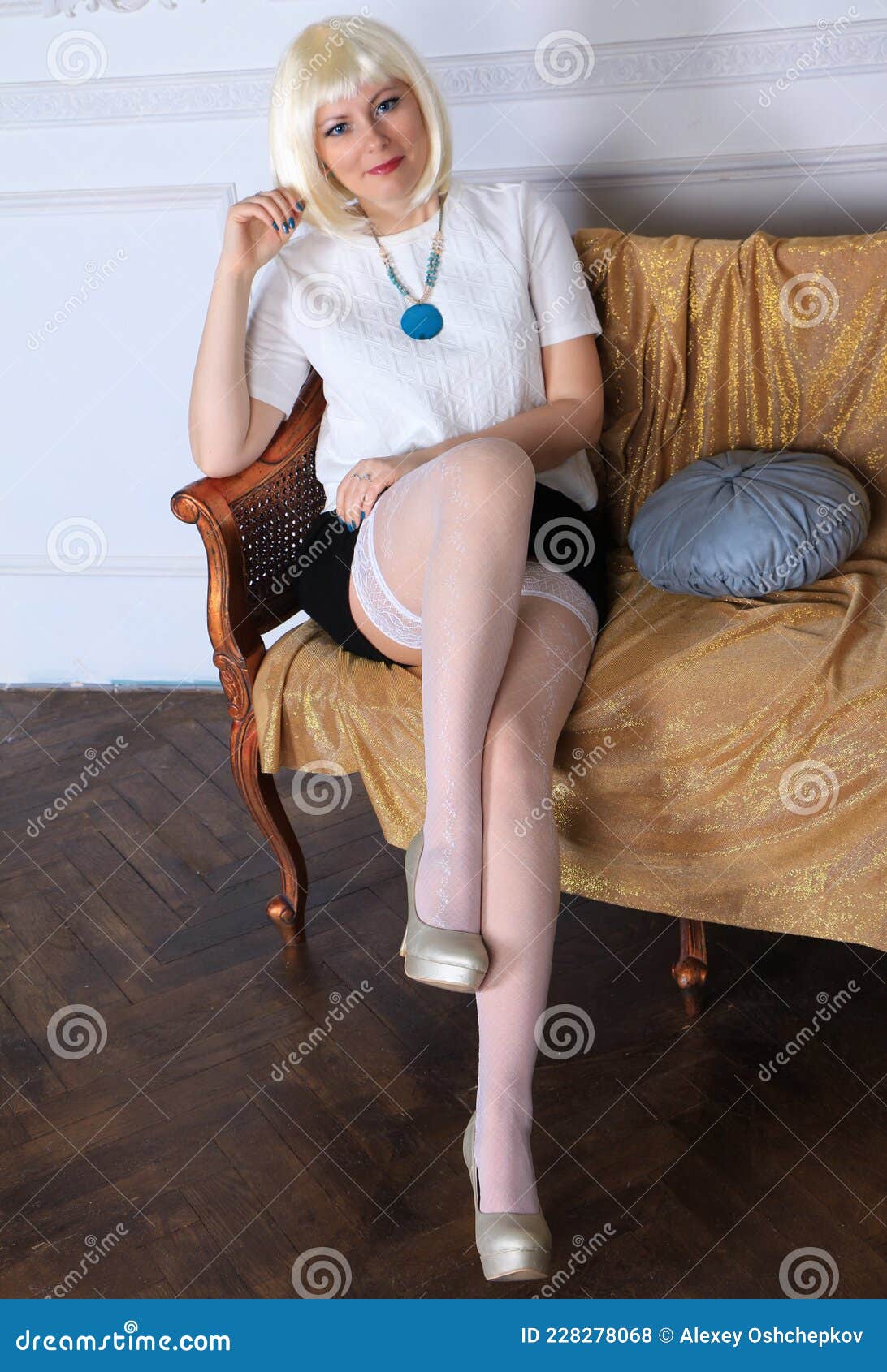 asif niazi add woman with white stockings photo